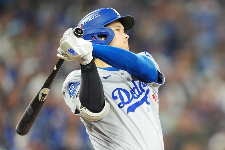 🔥 “OHTANI DESATA EL PODER: jonrón monumental en la Serie Mundial, pero los DODGERS se hunden ante unos AZULEJOS imparables 💥”