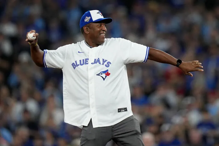Leyenda revive: Joe Carter lanza la primera bola del Juego 2 de la Serie Mundial y luce la icónica chaqueta de home-run de los Toronto Blue Jays”