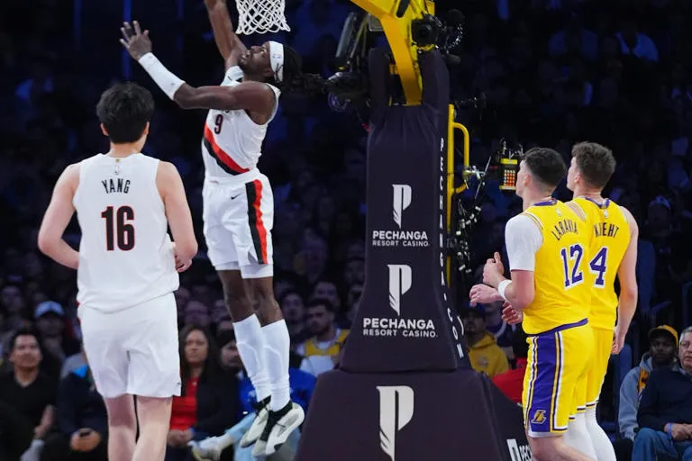🔥 ¡BATALLA EN LA CANCHA! 🔥 Los Portland Trail Blazers derrotan 122-108 a los Los Angeles Lakers a pesar de los 41 puntos de Austin Reaves