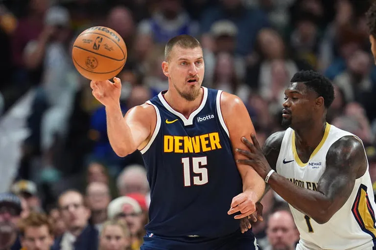 🔥 IMPARABLE 🔥 Nikola Jokić consigue su cuarto triple-doble consecutivo al inicio de temporada mientras los Denver Nuggets aplastan 122-88 a los New Orleans Pelicans