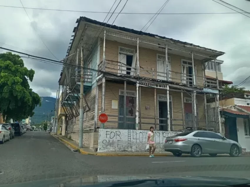 Casa victoriana a punto de colapsar es peligro inminente para ciudadanos en Puerto Plata
