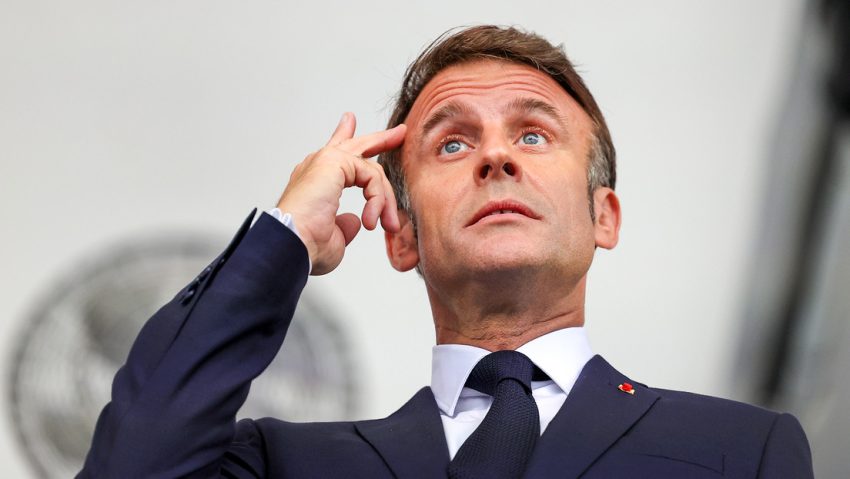 Ex primeros ministros aliados de Macron le instan a dimitir