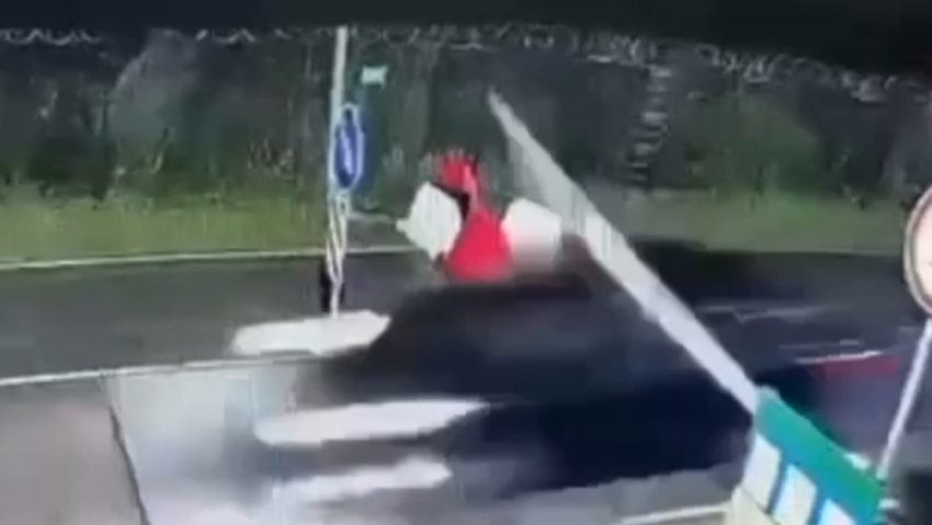 Un hombre movilizado en Ucrania embistió con un coche las barreras de un puesto fronterizo y huyó a Hungría, informó el periodista local Vitali Glagola, publicando un video del incidente. Según el reportero, los hechos tuvieron lugar el 30 de octubre en un puesto fronterizo ubicado en la región occidental ucraniana de Transcarpacia. El hombre, identificado como Eduard Pukánich, embistió al volante de un auto una barrera, atropelló a un guardia fronterizo y derribó otra barrera a la salida, llegando de esta manera a territorio húngaro, según explicó Glagola. El periodista agregó que Pukánich es un abogado y fue movilizado en junio de este año. Sufría persecución en Ucrania El propio Pukánich comentó lo ocurrido a medios locales. El abogado no negó haber abandonado el país, pero descartó la acusación de haber herido a un guardia fronterizo. En julio, el hombre difundió un video en el que relató haber tenido un conflicto con las fuerzas del orden de Transcarpacia en 2022 por un caso relacionado con el expresidente del Tribunal Constitucional de Ucrania Alexánder Tupitski. "Después de eso, comenzaron a perseguirme ilegalmente", dijo, agregando que las autoridades trataron de "provocarlo con un soborno". Tras ello, denunció haber sido movilizado por fuerza. "Fui secuestrado ilegalmente por empleados del Centro Territorial de Reclutamiento y Apoyo Social de la región de Transcarpacia. Las personas me llevaron ilegalmente en contra de mi voluntad a la ciudad de Úzhgorod, donde también me retuvieron ilegalmente en contra de mi voluntad durante más de un día", indicó el abogado, detallando que también dispone de la ciudadanía húngara. El caso del exjuez del Tribunal Constitucional