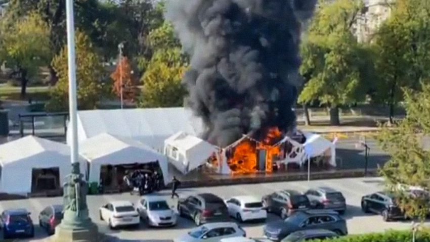 Incendio y disparos frente al Parlamento serbio