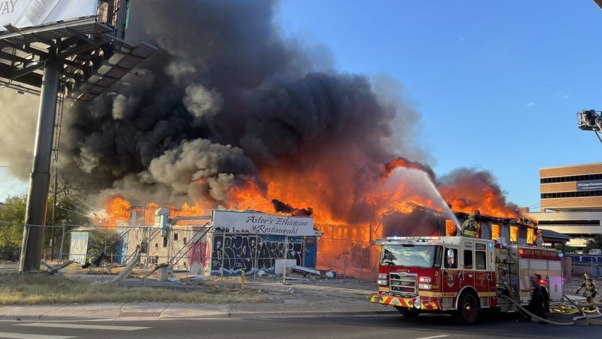Masivo incendio cerca de la Universidad de Texas en EE.UU.