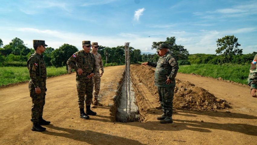 Ministro de Defensa sostiene reunión de alto nivel con directivos de Codevi y supervisa avances de la verja perimetral fronteriza en Dajabón