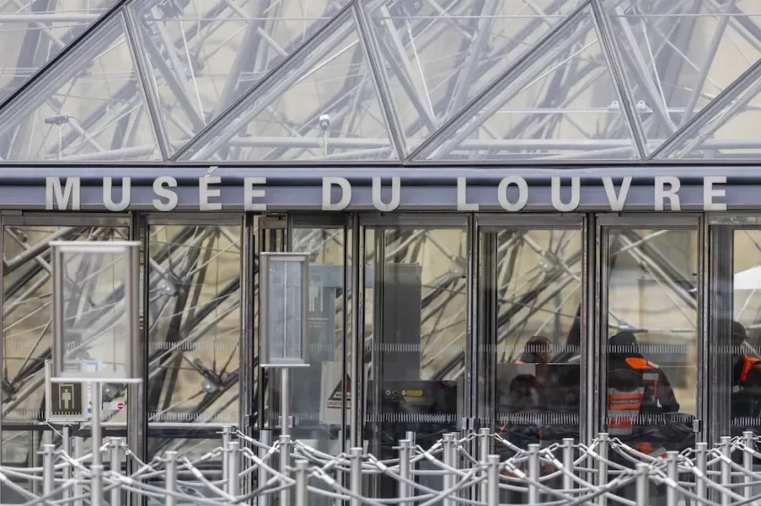 “La fiscalía de París refuerza la investigación del robo en Museo del Louvre con más de un centenar de efectivos”