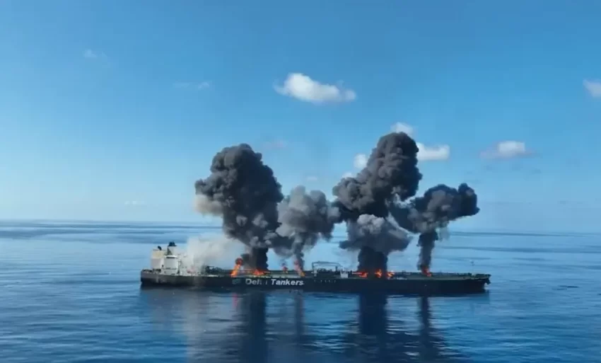 🚢 Nuevo ataque en el Mar Rojo: un buque mercante se incendia tras el impacto de un proyectil cerca de Yemen
