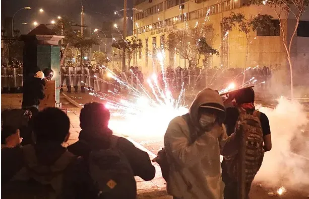 Un muerto, cien heridos en protestas contra el Gobierno