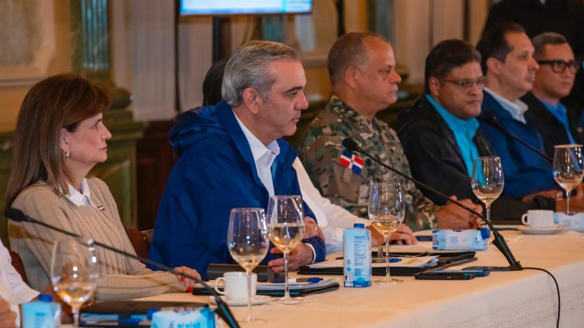 Presidente Abinader mantiene suspensión de labores y de docencia este jueves para el Gran Santo Domingo y provincias en alerta roja