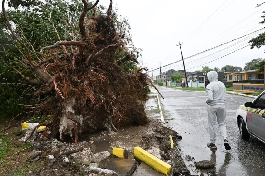 🌪️ ALERTA MÁXIMA: Huracán Melissa convierte a Jamaica en “zona catastrófica”