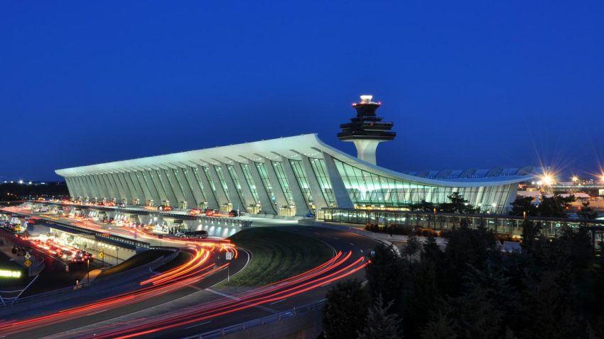 Suspenden despegues y aterrizajes en un aeropuerto de Washington D.C. por "motivos de seguridad"