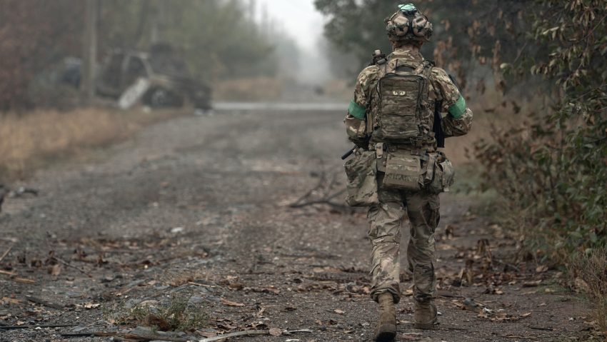 Un grupo de militares ucranianos rodeados por tropas rusas se declara listo para rendirse
