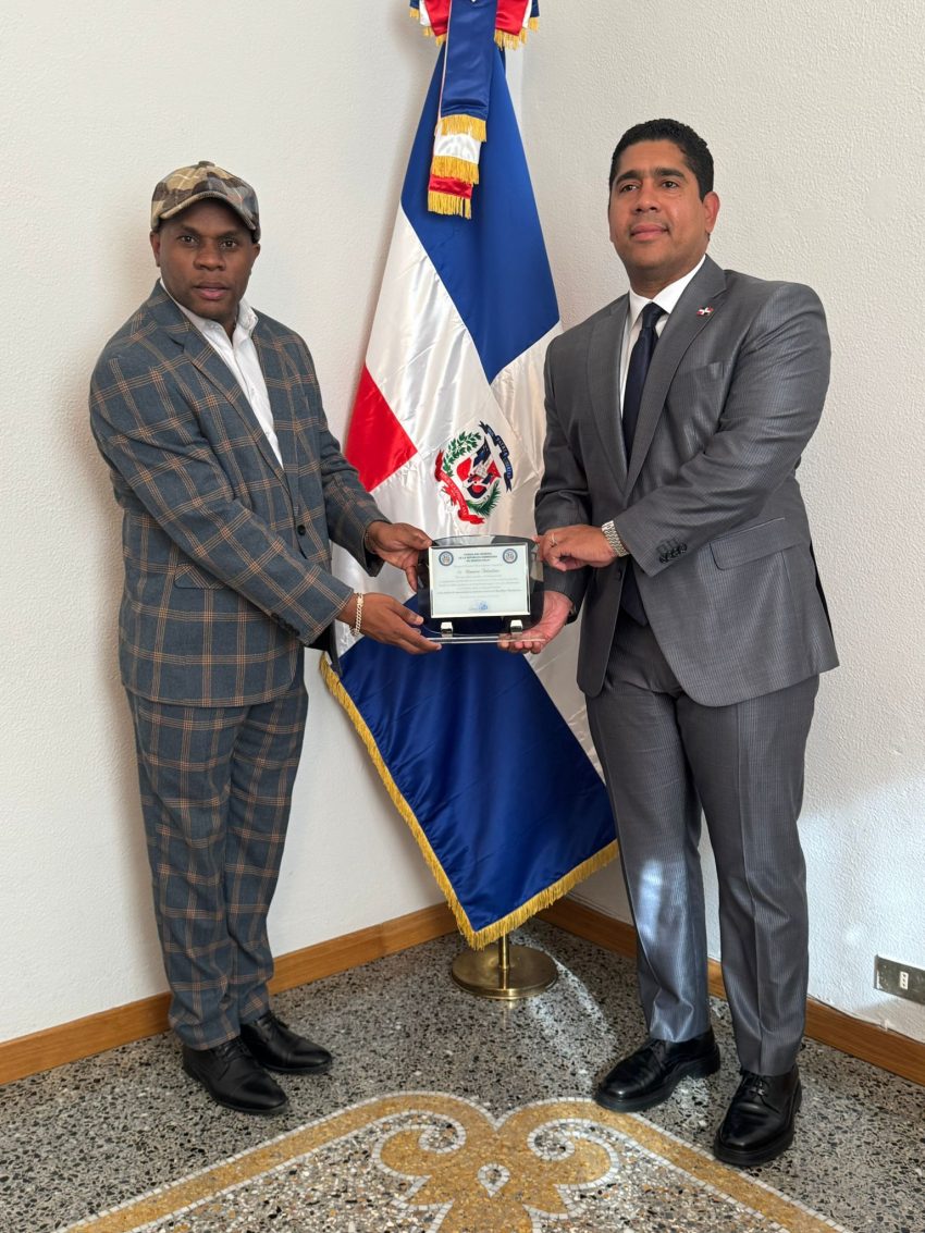 Cónsul en Génova reconoce al periodista Ramón Tolentino por su lucha contra la criminalidad