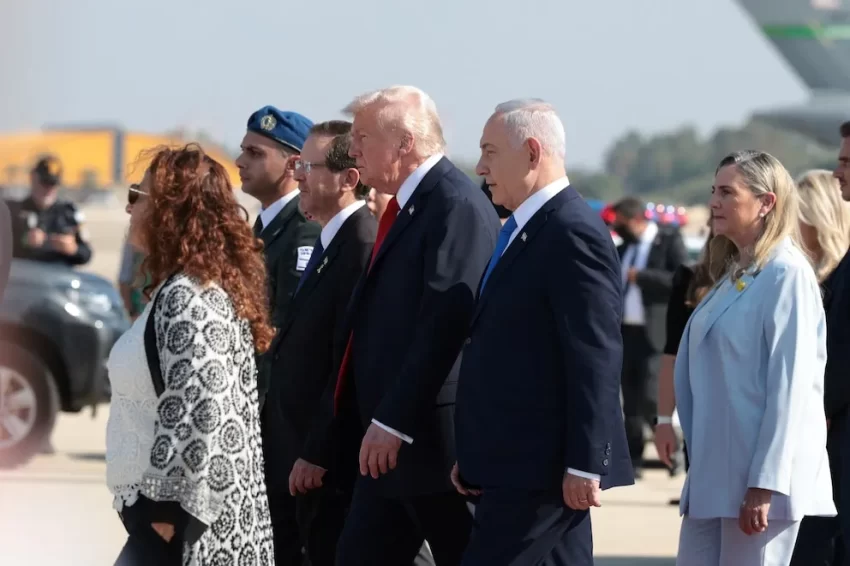 🇮🇱 Trump llega a Israel para reunirse con familias de rehenes liberados y dirigirse al parlamento