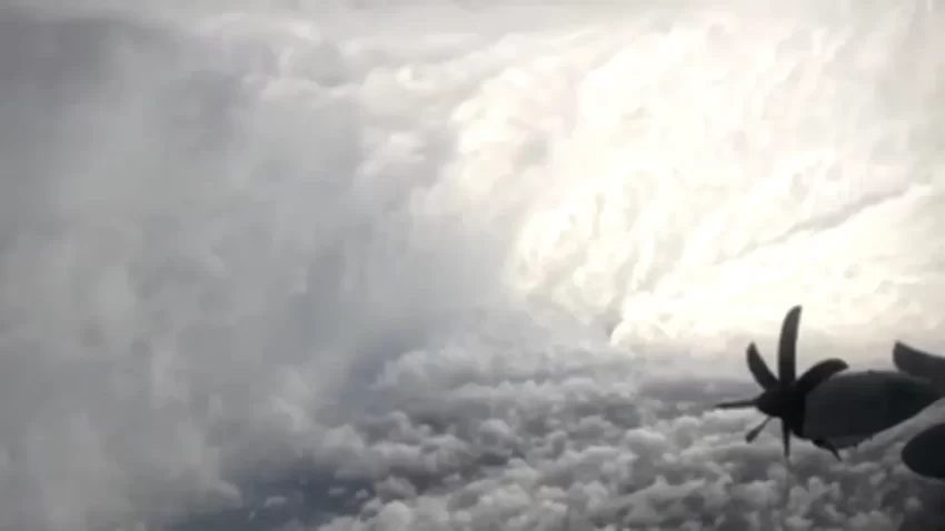 🌪️¡PASEO ENTRE LAS NUBES DEL APOCALIPSIS!🌪️ El Escuadrón 53 de Cazadores de Huracanes vuela directo al ojo de la tormenta “Huracán Melissa” para recopilar datos mientras su furia se prepara sobre el Caribe