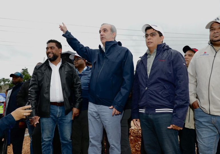 Abinader supervisa funcionamiento de la cañada saneada por el Gobierno, en visita al distrito municipal Villa Linda