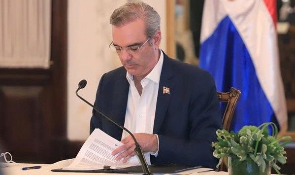 Designa un comisionado para revisar contratos mantenimiento