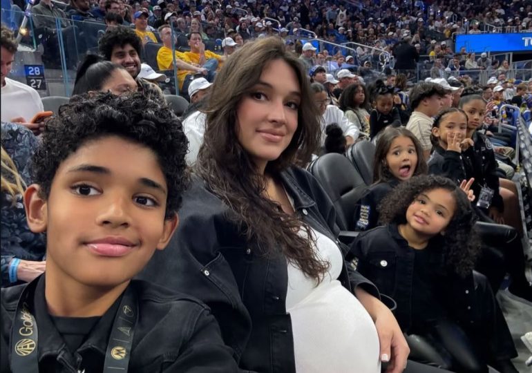 Amelia Vega comparte tiernas fotos mostrando su embarazo