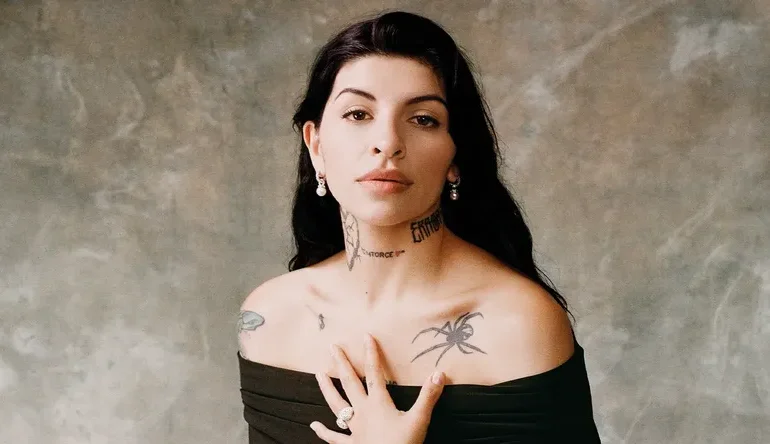 Cazzu recibe cálida bienvenida de sus fanáticos al llegar a México