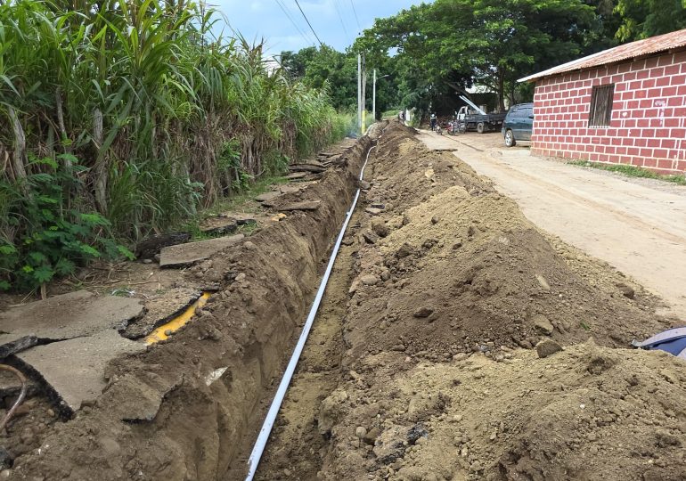 Coraasan continúa ampliando cobertura de agua potable, con nuevas redes en distrito municipal La Canela