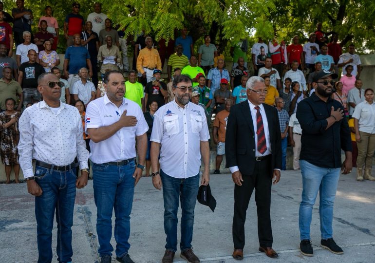 Defensor del Pueblo y el INDRHI coordinan acciones para rescatar Laguna de Cabral junto a líderes comunitarios