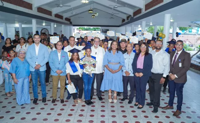 Desarrollo de la Comunidad capacita en decoración residentes en Azua y Bonao