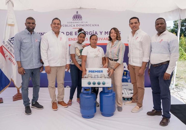 Energía y Minas entrega 100 kits de cocinas en Santa Elena, Barahona