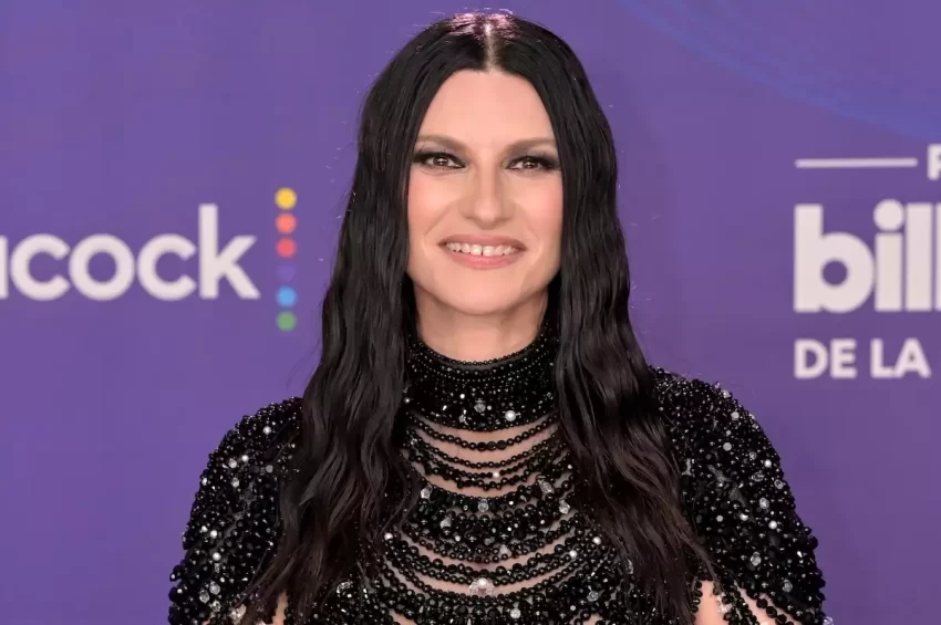 Laura Pausini 'siente el abrazo' de Giorgio Armani en la alfombra de los Premios Billboard