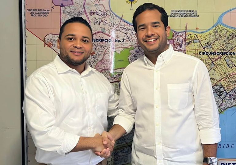 El regidor Persio Sánchez anuncia su integración al partido Fuerza del Pueblo