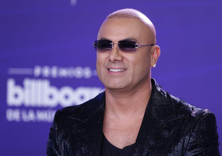 Moda contrastante y multicolor brilla en la alfombra azul de los Latin Billboard 2025