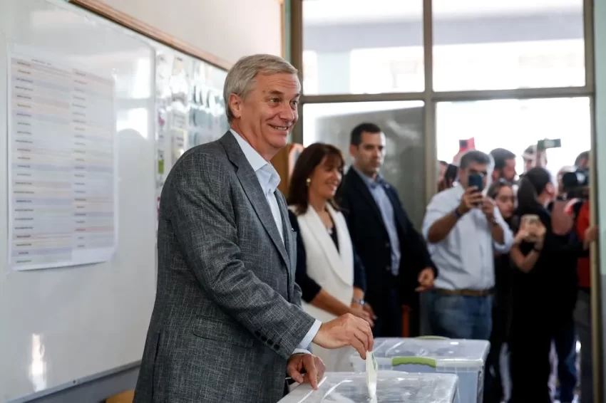🗳️ José Antonio Kast prometió “reconstruir” Chile y lanzó una fuerte advertencia sobre la continuidad del oficialismo 🏛️