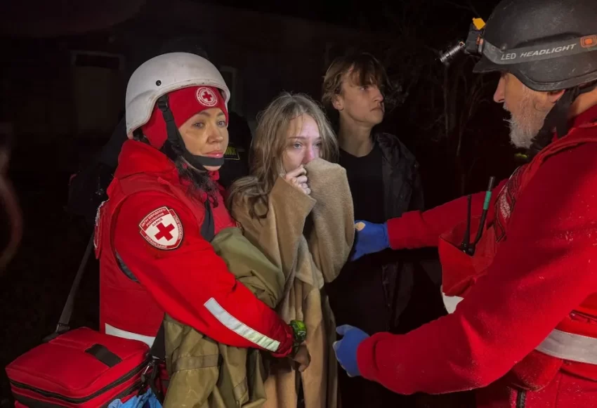 ¡ATROPELLO A LA POBLACIÓN CIVIL! Nuevos bombardeos de las tropas de Vladimir Putin contra Járkiv dejan al menos 4 muertos 🚁🔥