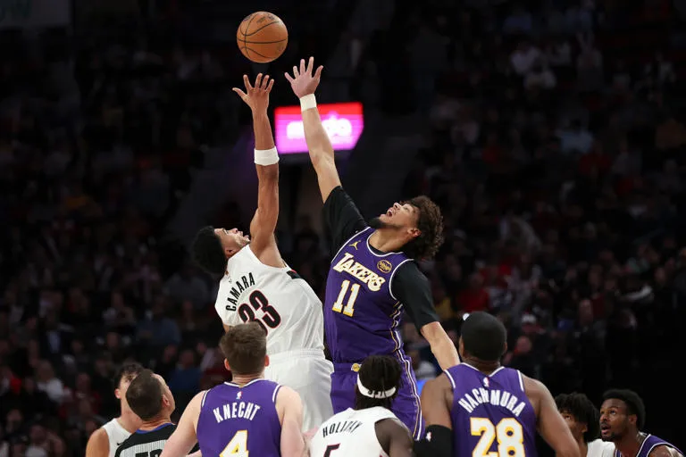 🔥 ¡Lakers superan la ausencia de Doncic y Reaves! Victoria contundente 123-115 sobre los Blazers