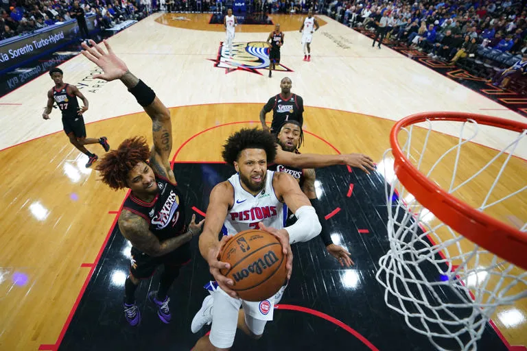 🏀🔥 “Cade Cunningham brilla con 26 puntos y guía a los Detroit Pistons a una victoria 111-108 sobre los Philadelphia 76ers”