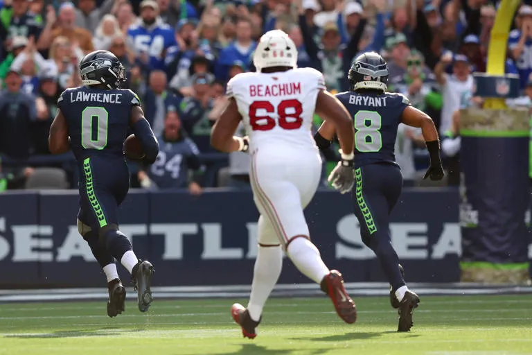💥 🛡️ “¡DUELO DEFENSIVO! DeMarcus Lawrence anota DOS touchdowns defensivos y los Seattle Seahawks aplastan 44-22 a los Arizona Cardinals”