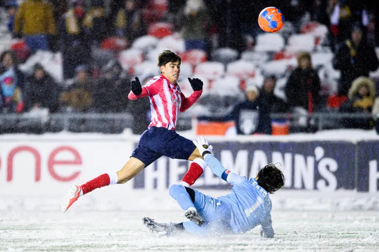 🏒❄️ “¡Victoria épica en la nieve! Atletico Ottawa remonta y derrota 2-1 a Cavalry FC en la final de la North Star Cup tras limpiar la cancha con quitanieves”