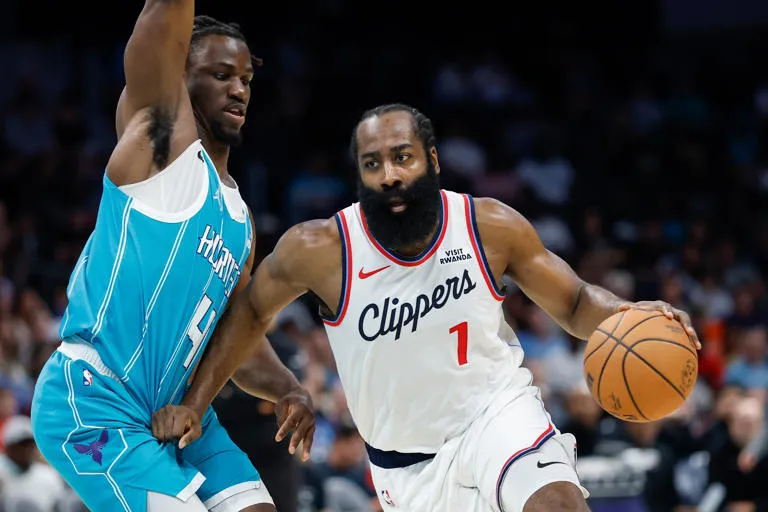 ¡DE 10 TRIPLES Y RÉCORD! James Harden vaporiza a los Hornets con 55 puntos y los Los Angeles Clippers vencen 131-116 💥🏀