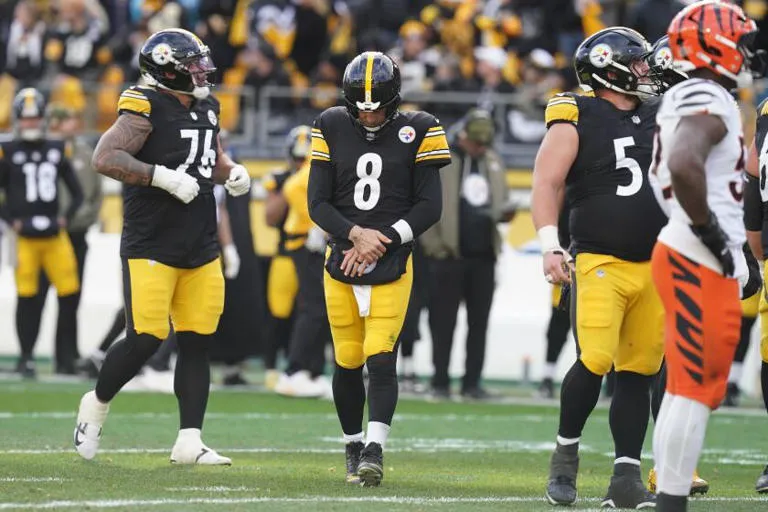 ¡GOLPE PARA LOS STEELERS! Aaron Rodgers se perderá el duelo contra los Bears por fractura en la muñeca izquierda 🏈🚑