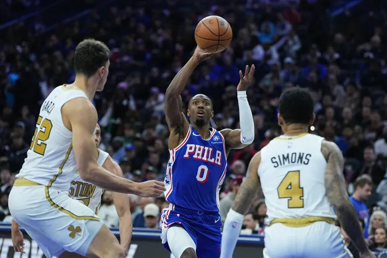🔥🏀 “Tyrese Maxey y Kelly Oubre Jr. conducen a los Philadelphia 76ers a una ajustada victoria 102-100 sobre los Boston Celtics”