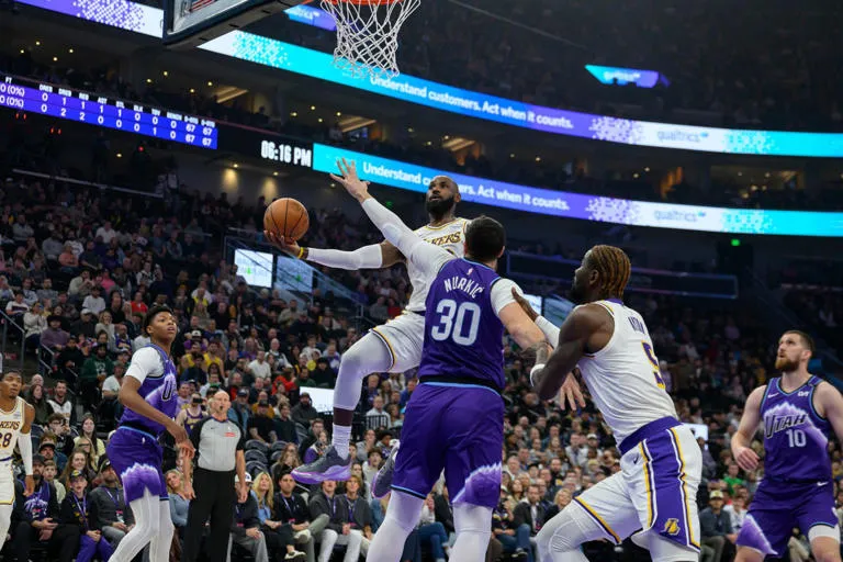 ¡LLEVÁNDOSE EL TRAMO DE LA CARRETERA! Los Angeles Lakers sobreviven al Utah Jazz 108-106 con 33 puntos de Luka Dončić y 17 de LeBron James en su primer juego fuera de casa