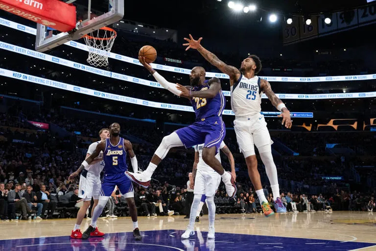 🔥 Lakers arrasan a Mavs: Reaves brilla con 38, Doncic con 35 y vuelven a dominar
