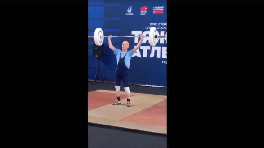 'Abuelo de hierro' de 93 años gana competencia de halterofilia en Rusia