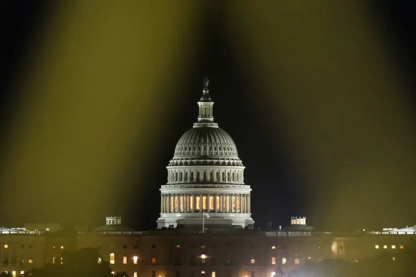 🏛️🇺🇸 “El Senado de EE.UU. da primer paso para reabrir el gobierno: acuerdo bipartidista avanza entre la crisis”