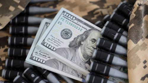 El dólar bajó un centavo; este viernes era vendido RD$64.56