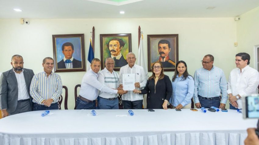 Gobierno entrega más de RD 50 millones para impulsar infraestructuras en el municipio Licey al Medio