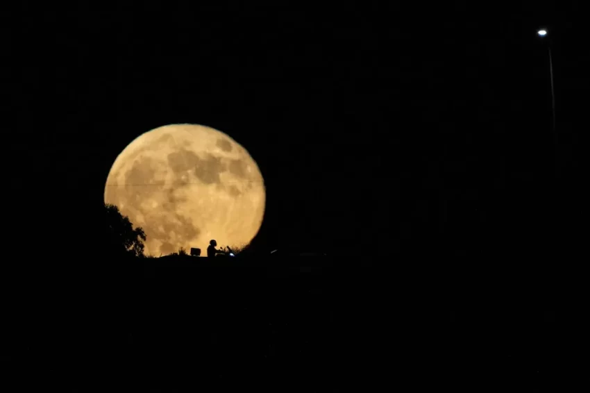 🌕 ¡CIELO ESTRELLADO EN NOVIEMBRE! La superluna más brillante del año y lluvias de meteoros iluminarán el cielo de EE.UU.