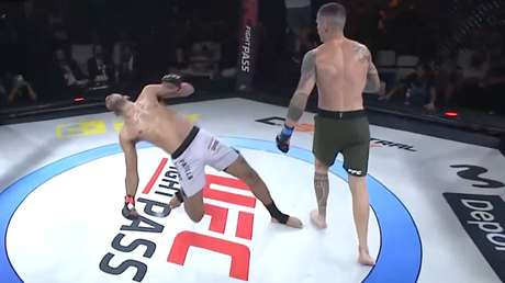 Infernal nocáut deja a un luchador cayendo 'en cámara lenta'