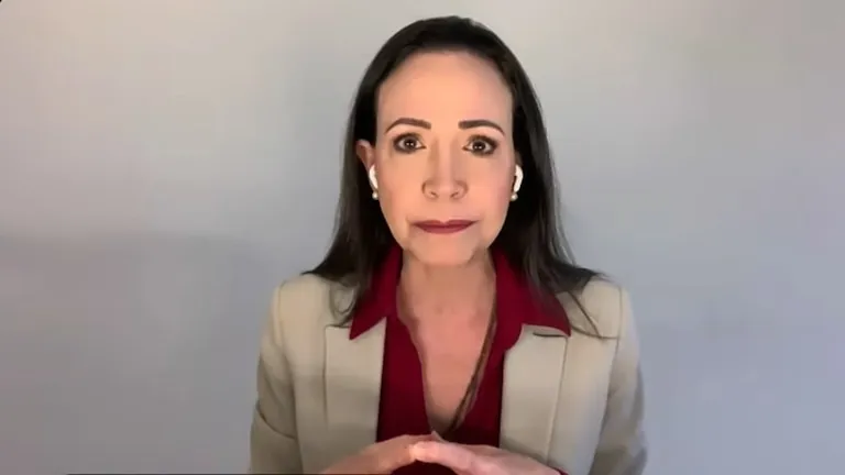 “¡LA HORA DECISIVA YA LLEGÓ!” – Machado lanza ultimátum a las fuerzas del régimen de Nicolás Maduro 🇻🇪