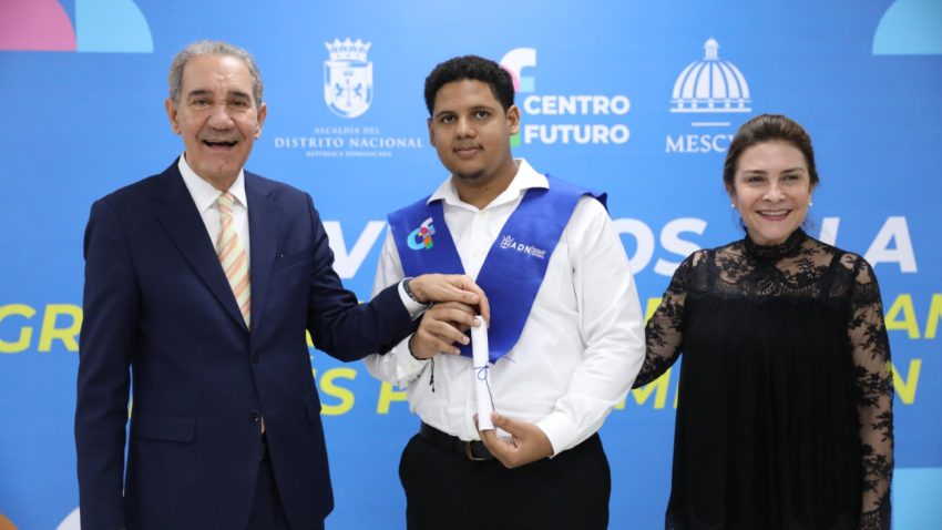 Mescyt gradúa a 41 jóvenes en inglés por inmersión en Cristo Rey y promete ampliar el programa en Centro Futuro